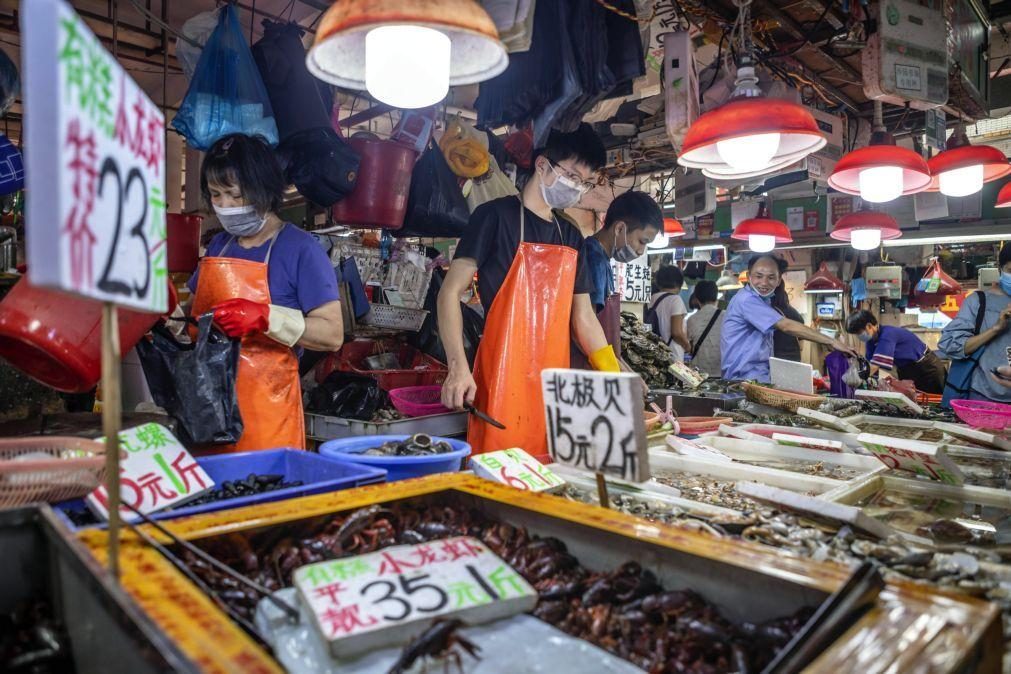Wuhan vai testar toda a população após serem detetados novos casos