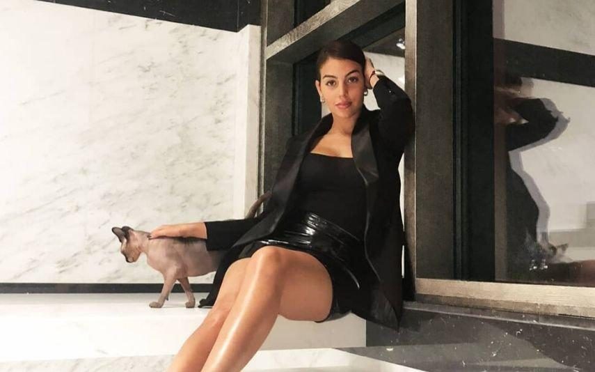 Georgina Rodriguez mostra-se num momento de ternura com o gato da família dentro da camisola