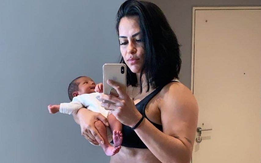 Kelly Medeiros Sem filtros nem pudores, mostra corpo real duas semanas após o parto