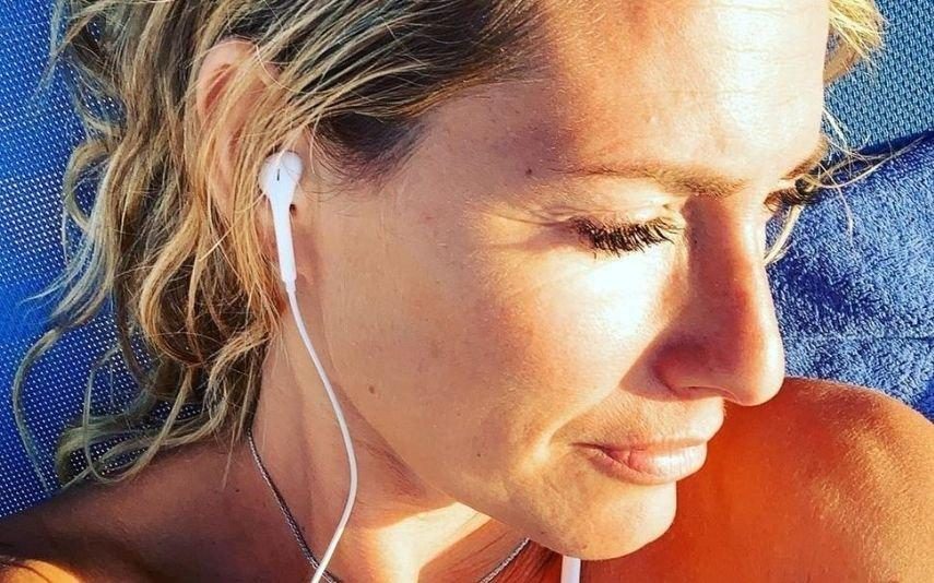 Fernanda Serrano na praia com as filhas e a mãe mas... sem namorado