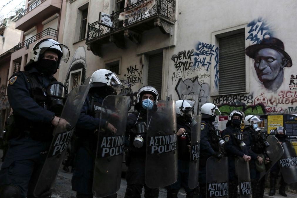 Covid-19: Polícia detém 100 pessoas em Atenas que homenageavam jovem morto em 2008