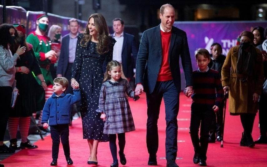 William E Kate Levam os três filhos ao teatro. E como estão crescidos!