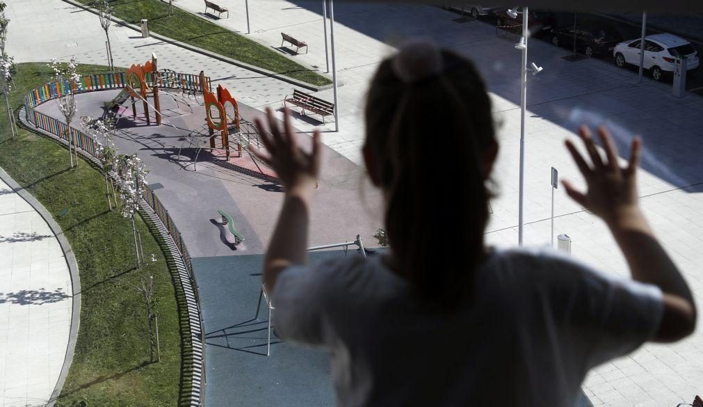 No primeiro confinamento as crianças dormiram mais, mexeram-se menos e irritaram-se muito
