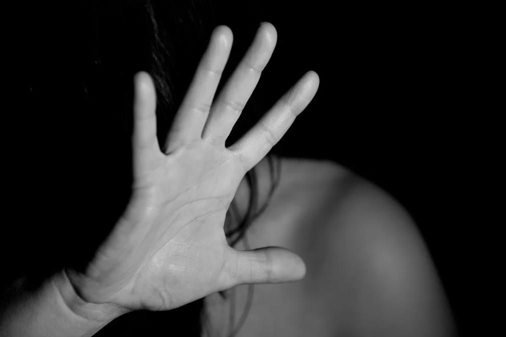 Morre ao tentar proteger bebé e mãe de companheiro agressor