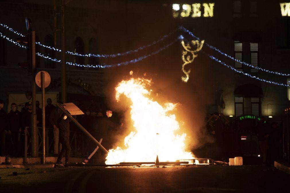 Confrontos em Jerusalém fizeram pelo menos 100 feridos e 44 detidos