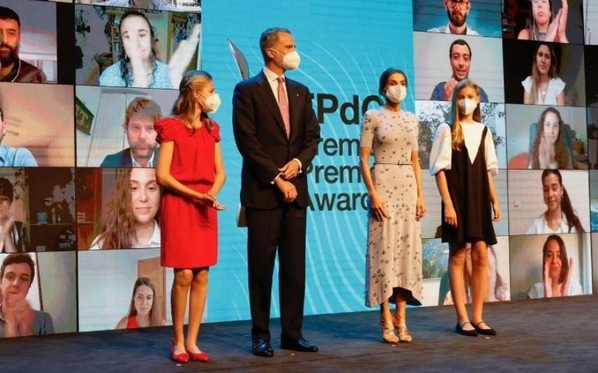 Letizia recicla vestido Filhas arrasam com maquilhagem de adulta e penteado