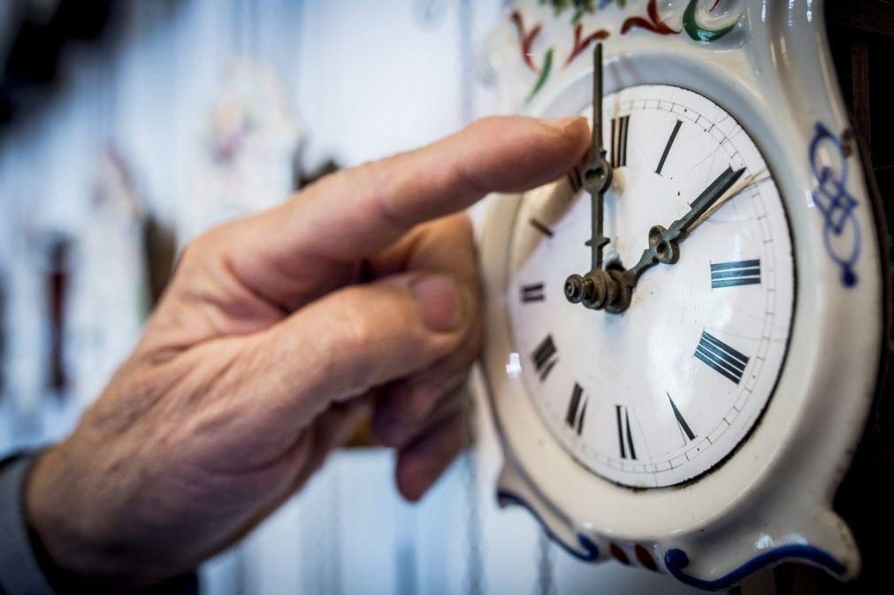 Relógios atrasam uma hora na madrugada de domingo