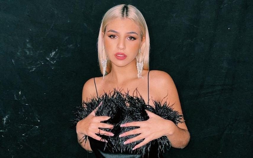 Bárbara Bandeira arrasa com micro vestido de decote acentuado: