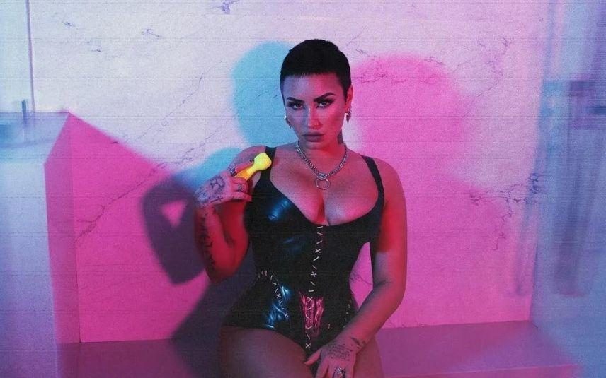 Demi Lovato ousada com vibrador: “A minha mão direita faz-me cantar”