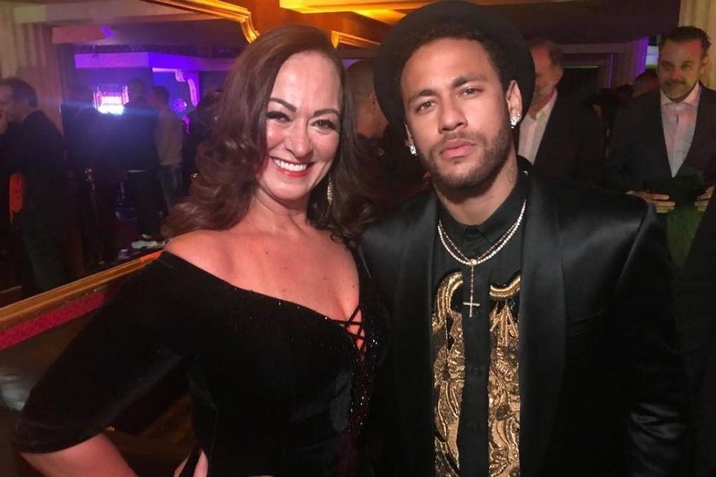 Mãe de Neymar namora com modelo 19 anos mais novo [fotos]
